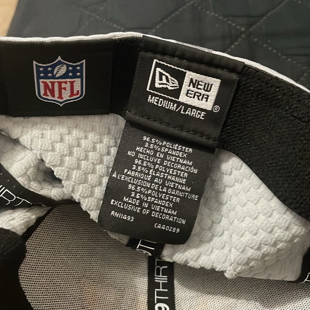 New Era Gray 39THIRTY fitted washington commanders logo. - Picture 4 of 5